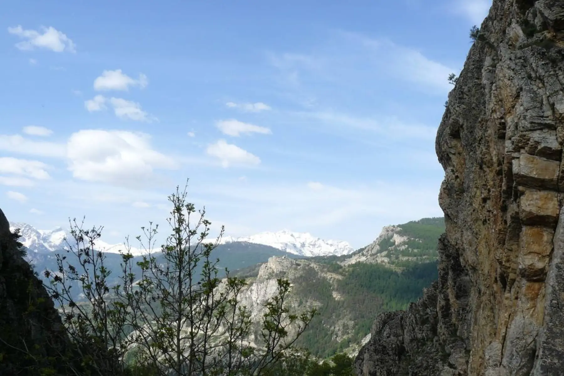 Saint-Martin-de-Queyrières et Rocher Baron au printemps