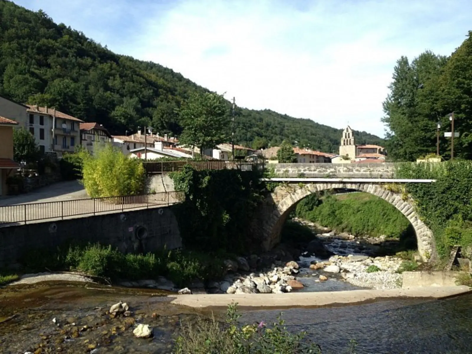 la rivière et le clocher en toile de fond