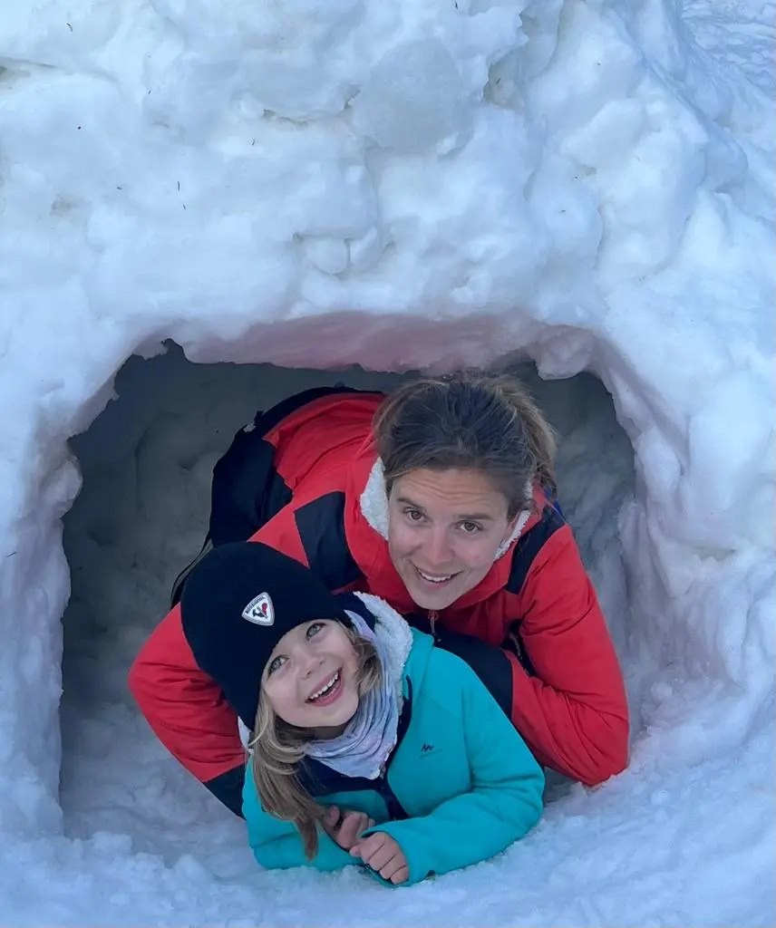 Un enfant et sa mère dans un igloo