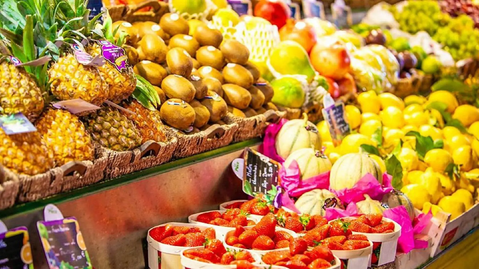 Etales de fruits & légumes sur le marché du Borrigo