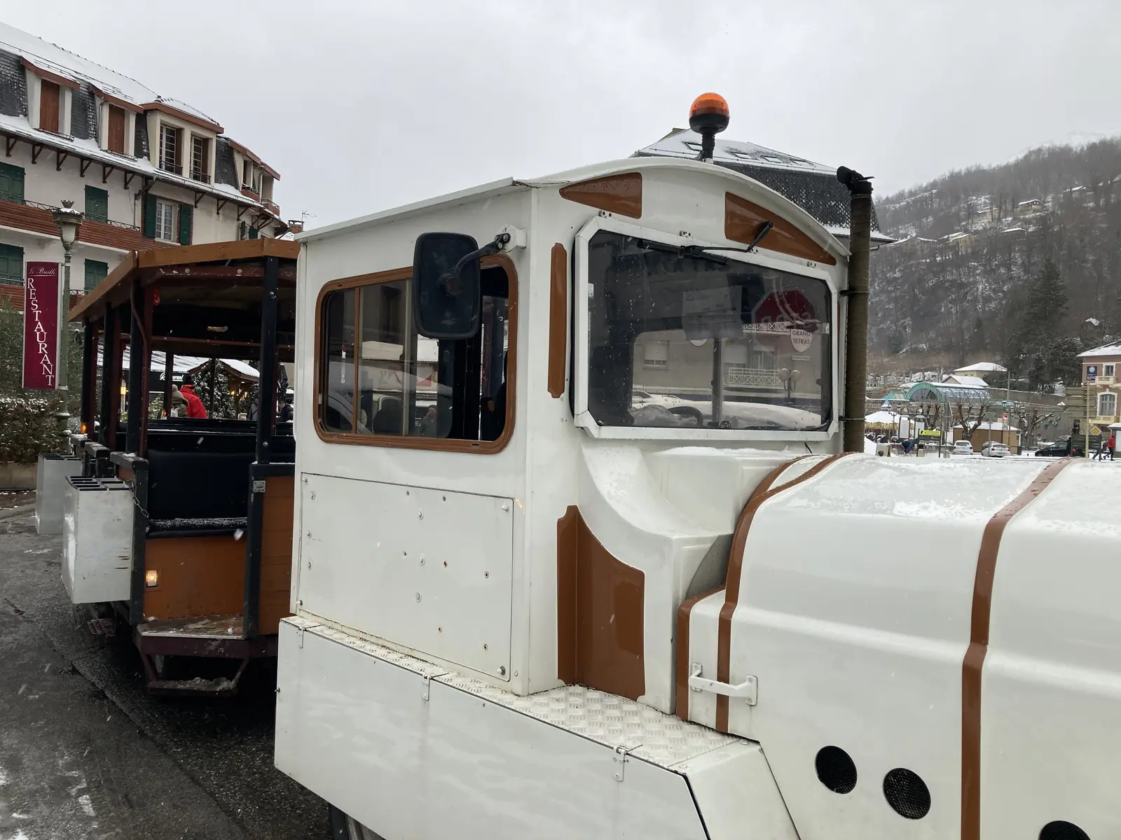le petit train sous la neige
