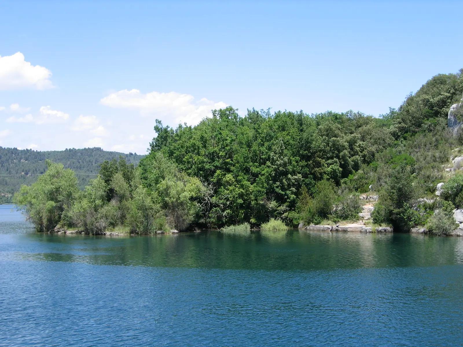 Passage au bord du lac de Montpezat