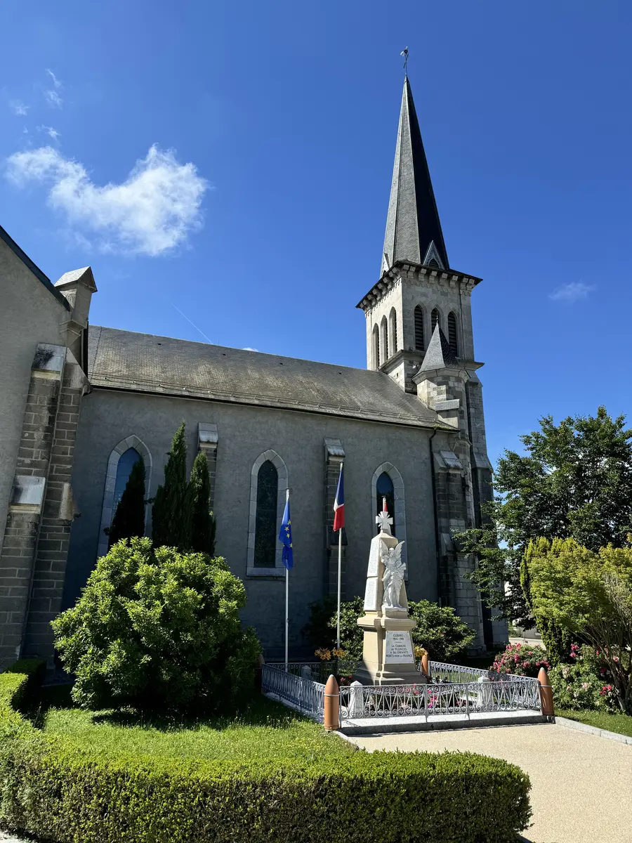 Eglise sur la place principale du Chef-lieu
