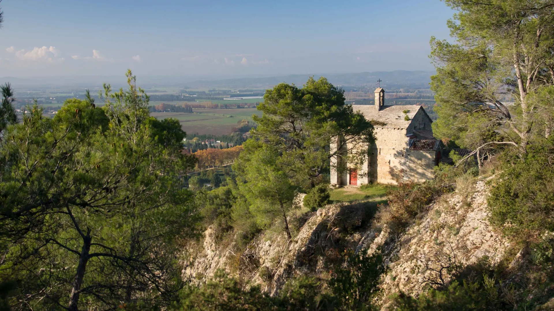 La chapelle surplombe la vallée du Rhône et la plaine de Laurade