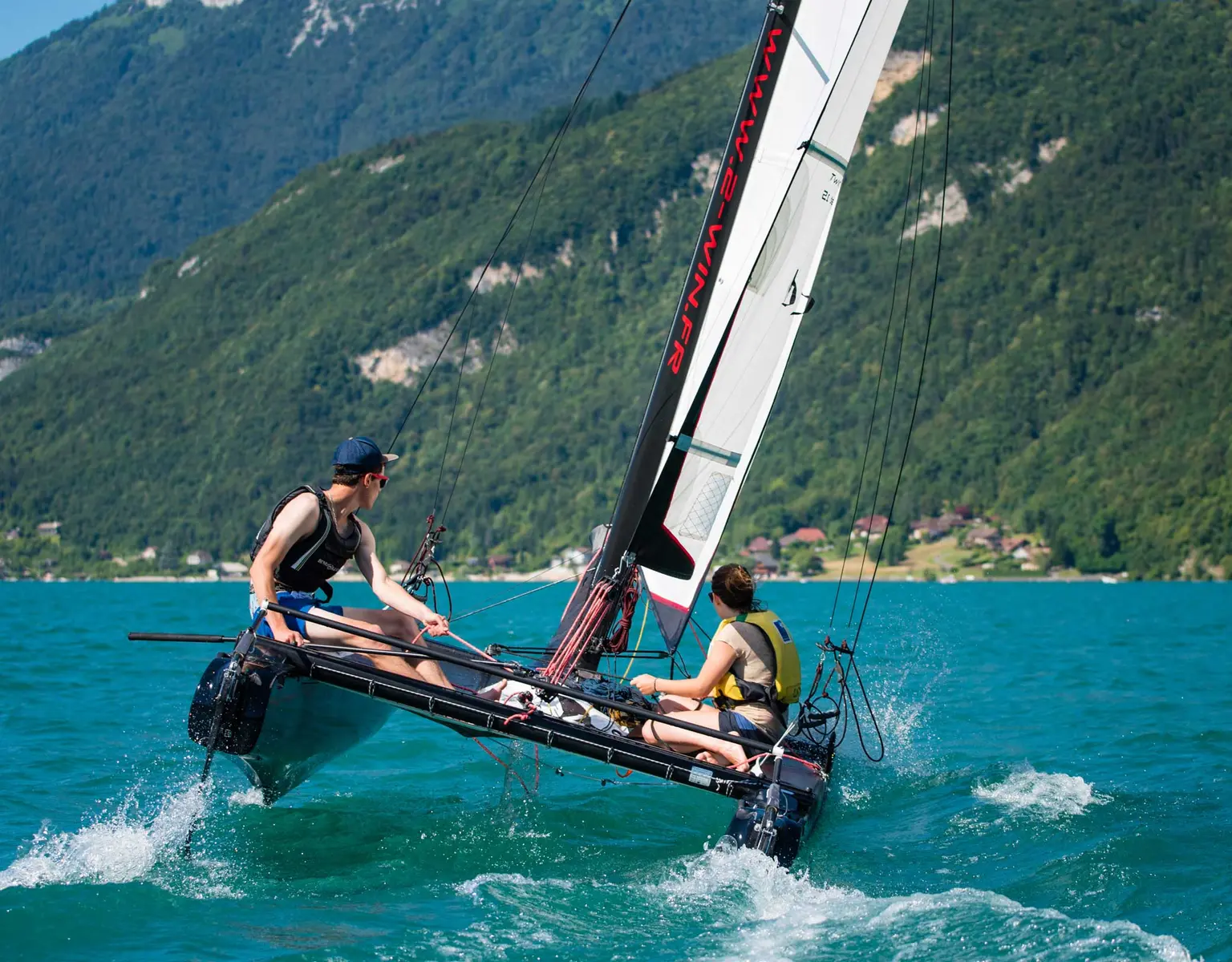 Catamaran sur le lac d'Anney