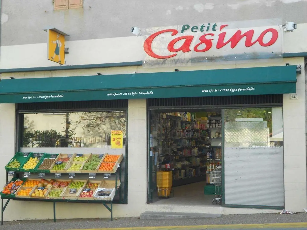 Devanture d'un Petit Casino