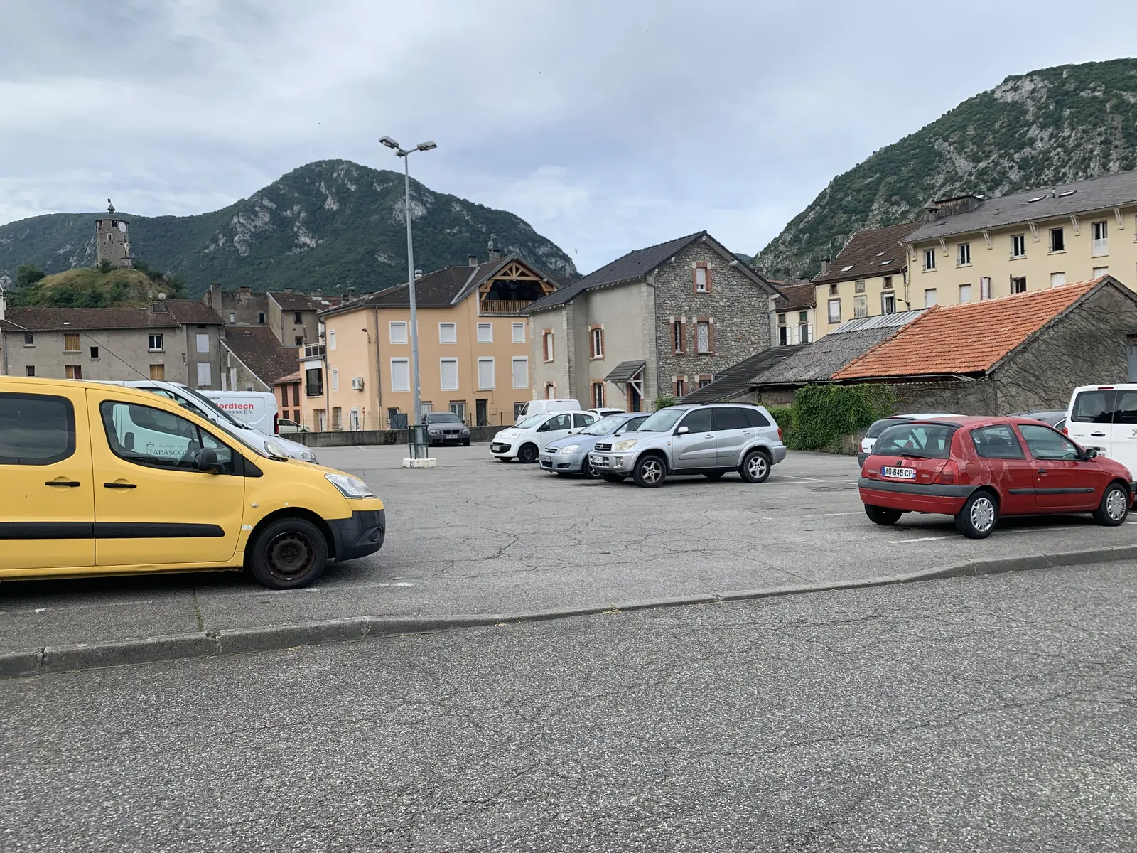Le parking par une journée lumineuse mais nuageuse