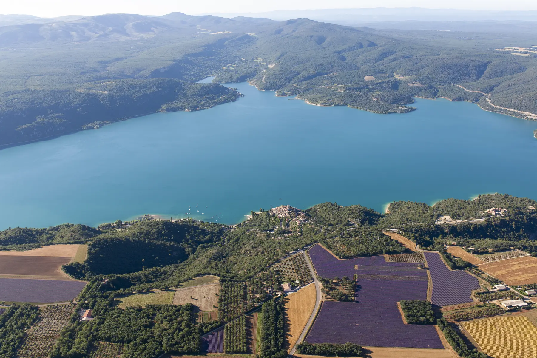 Lac de Sainte Croix, village de Sainte-Croix-du-Verdon, plateau de Valensole, lavande