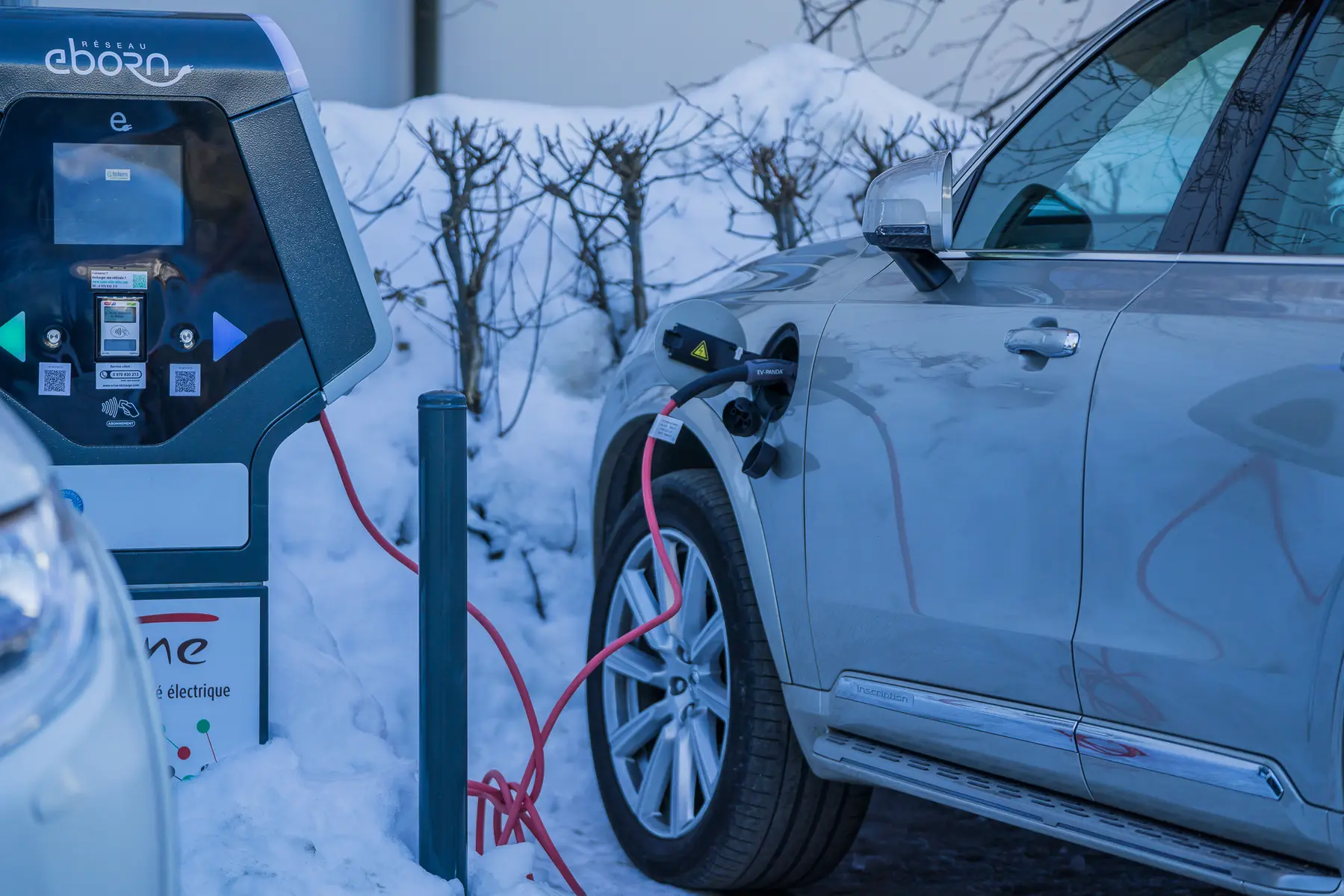 Borne de recharge de véhicule électrique du Pressenage