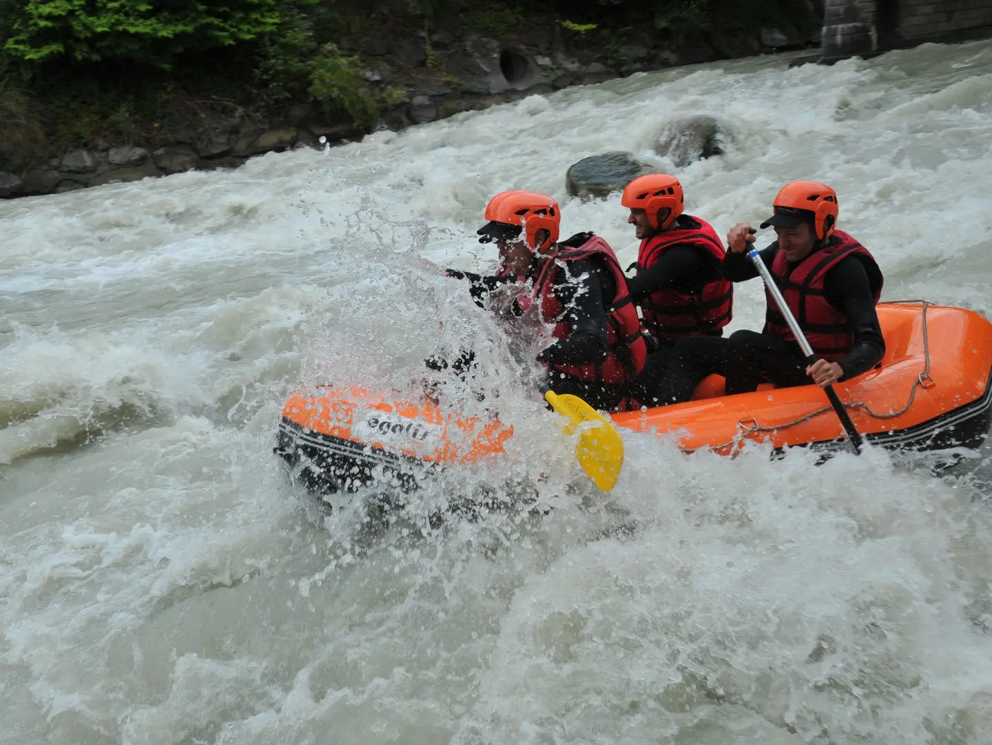 Drie mensen minigraften op de rivier de Arve