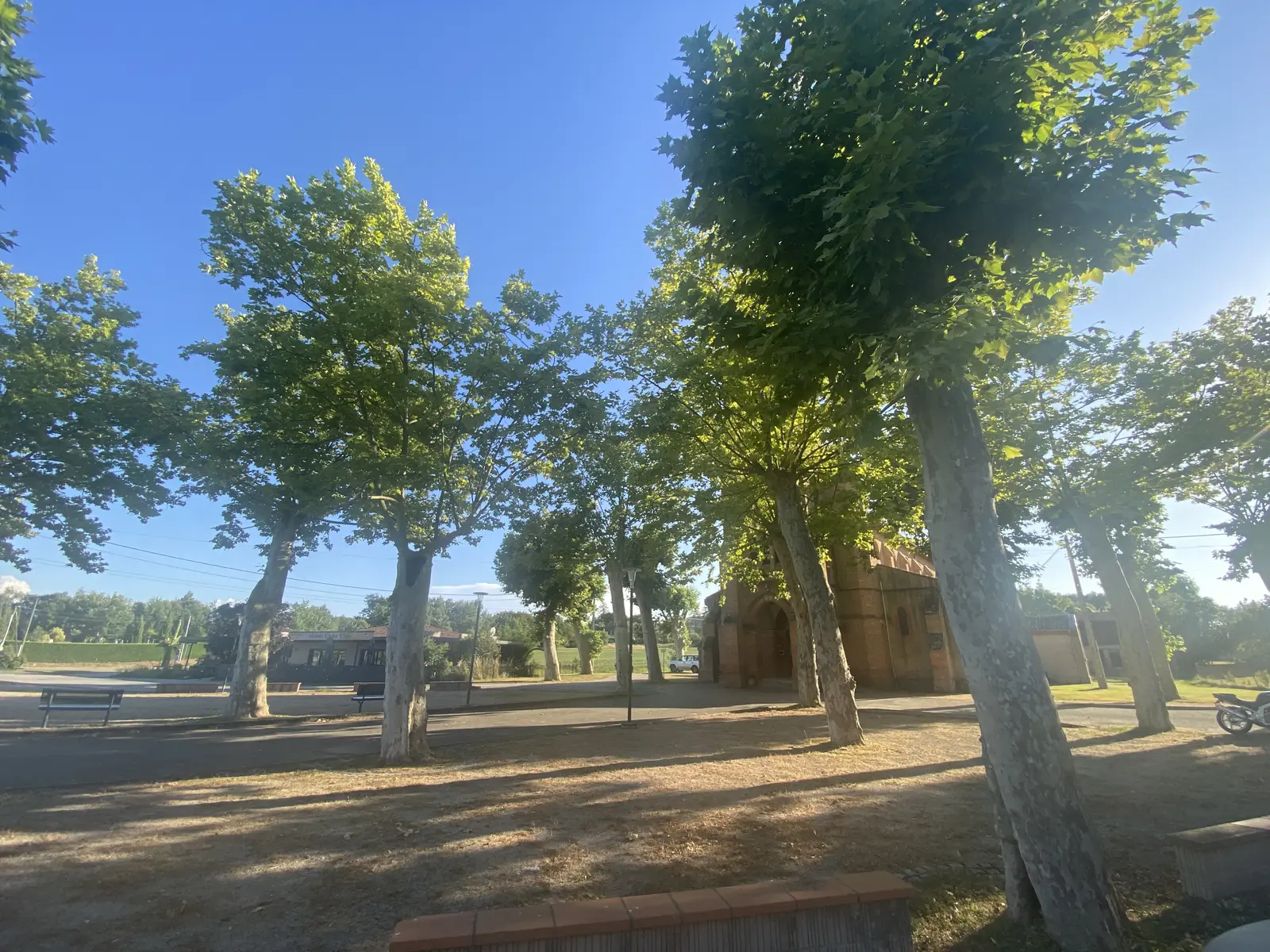 Parking de l'église d'Artigat