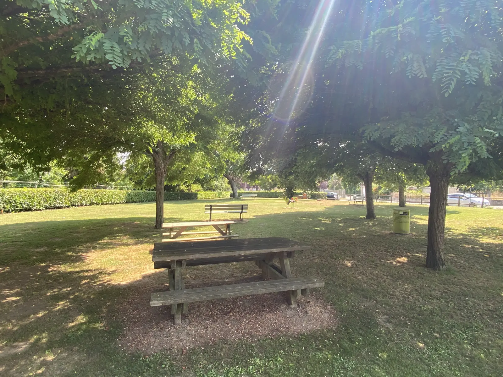 Tables de pique-nique (parc)_La Bastide-de-Besplas