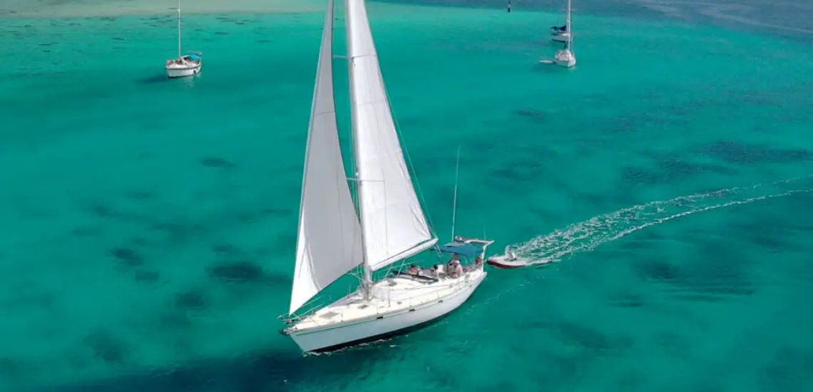 Sailing Huahine Voile