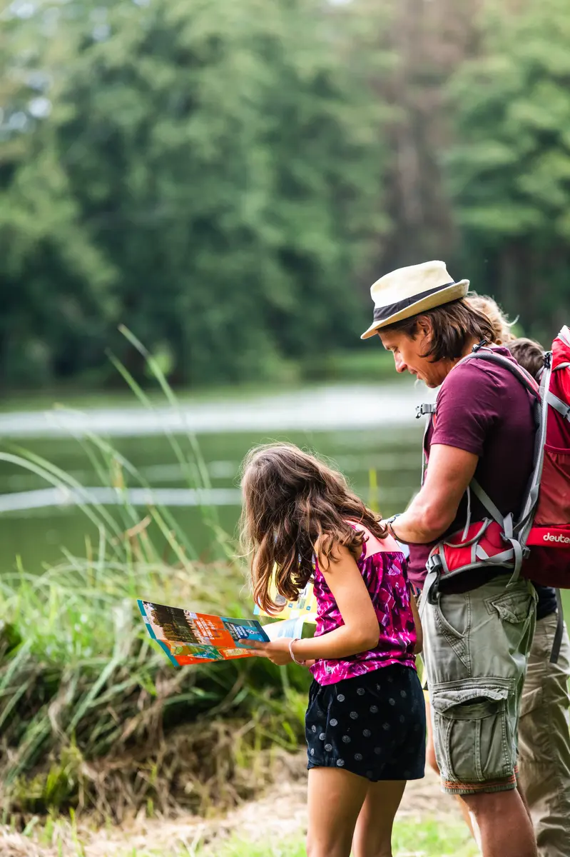 Une petite famille entrain de chercher des balises