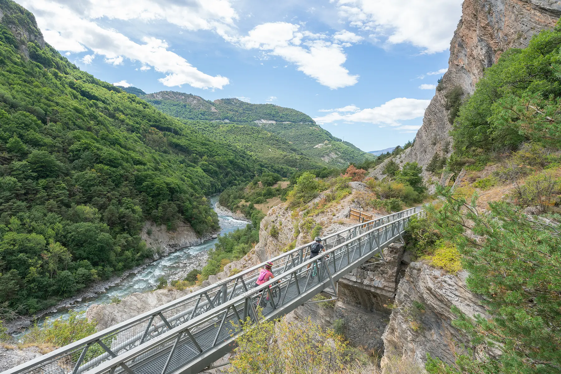 Transubayenne VTT sur la passerelle à claire-voie du Lauzet