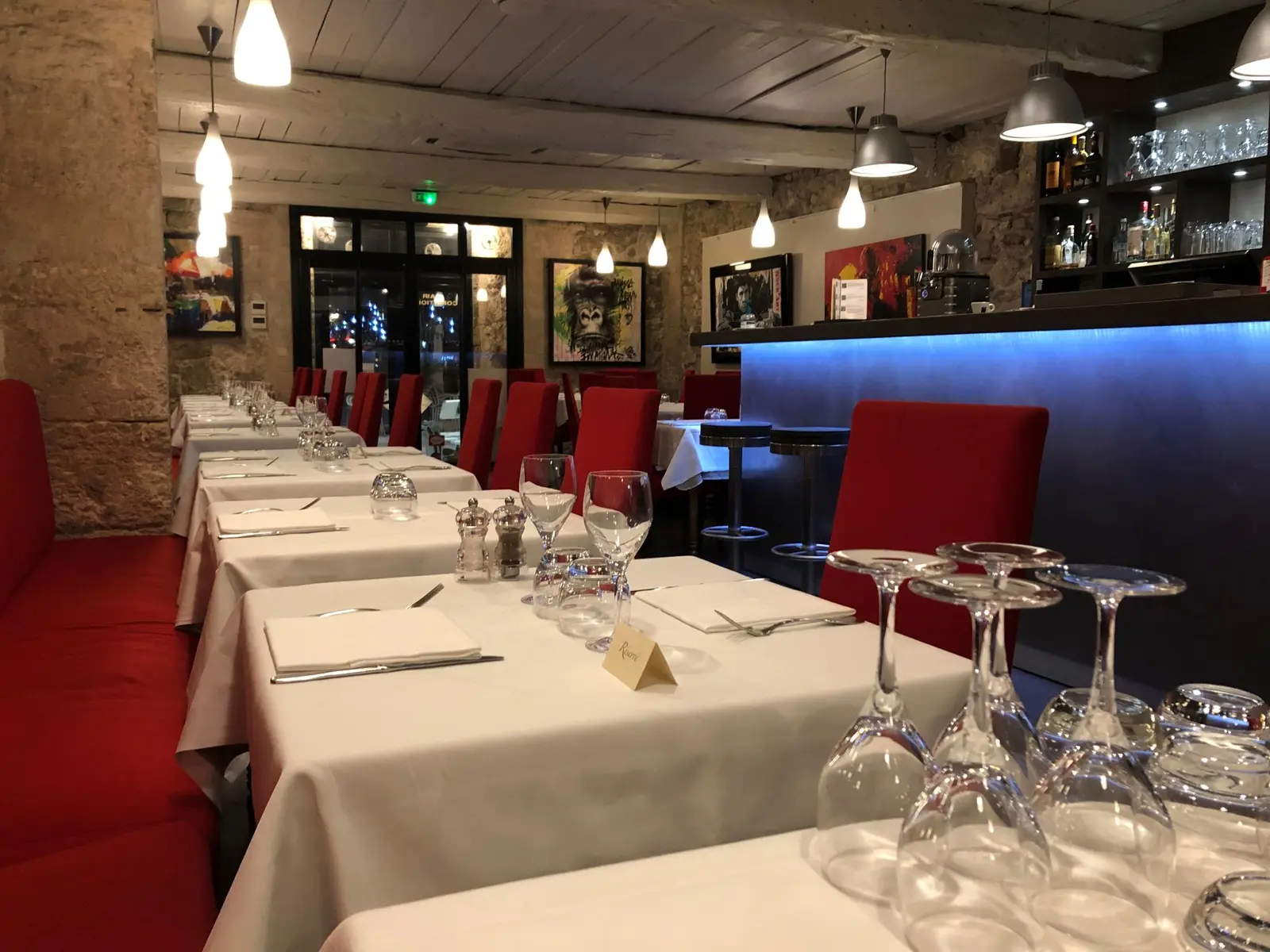 tables dressées dans la salle de restaurants