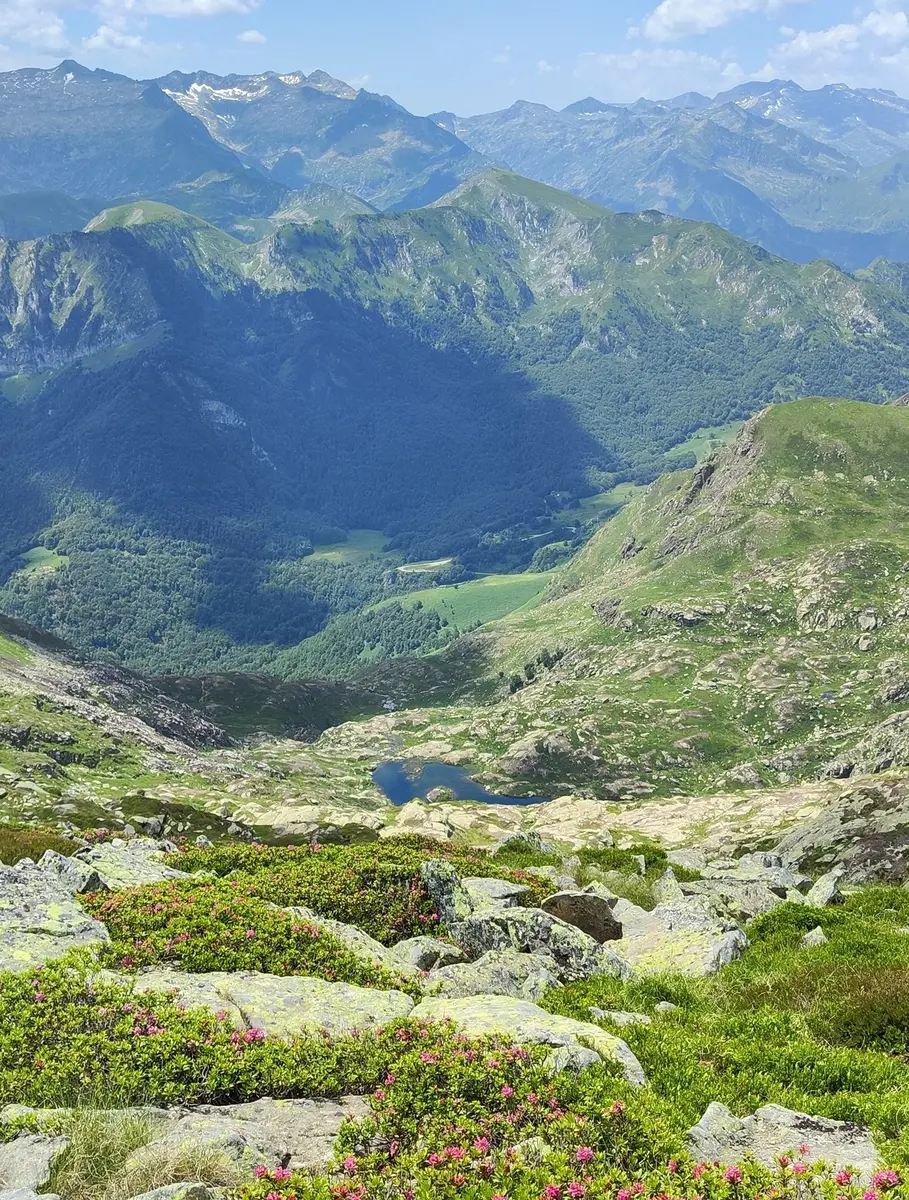 Vue de l'étang d'Arbu depuis les hauteurs