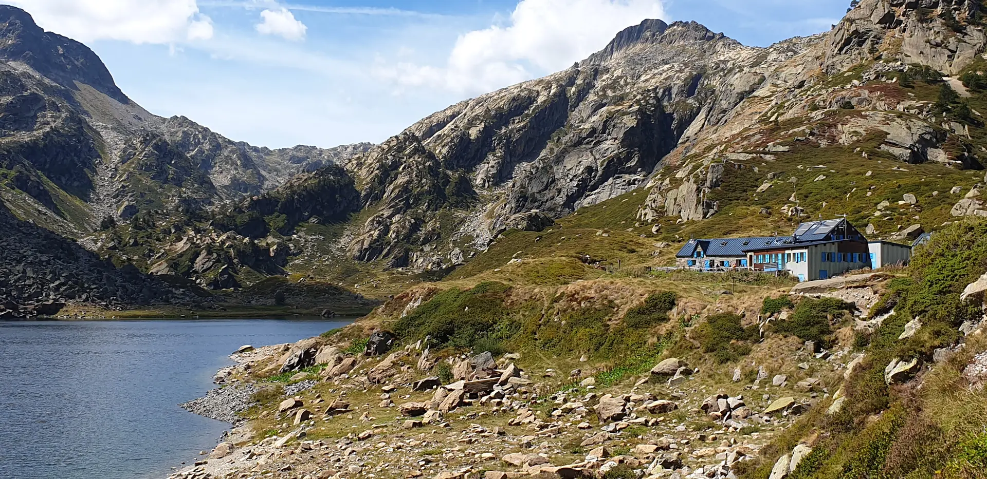 Vue sur l'étang et le refuge d'En Beys