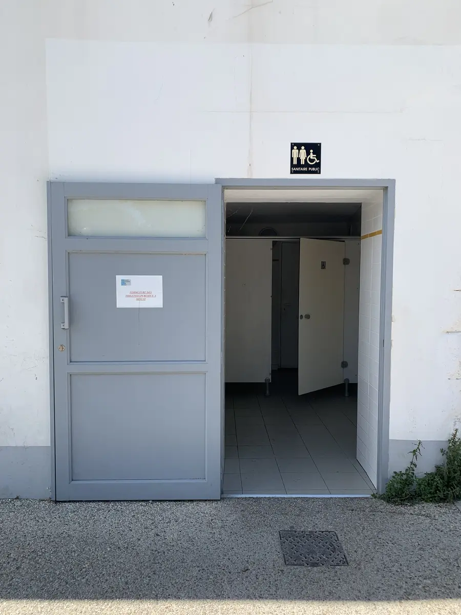 Öffentliche Toiletten in der Nähe des Hafens