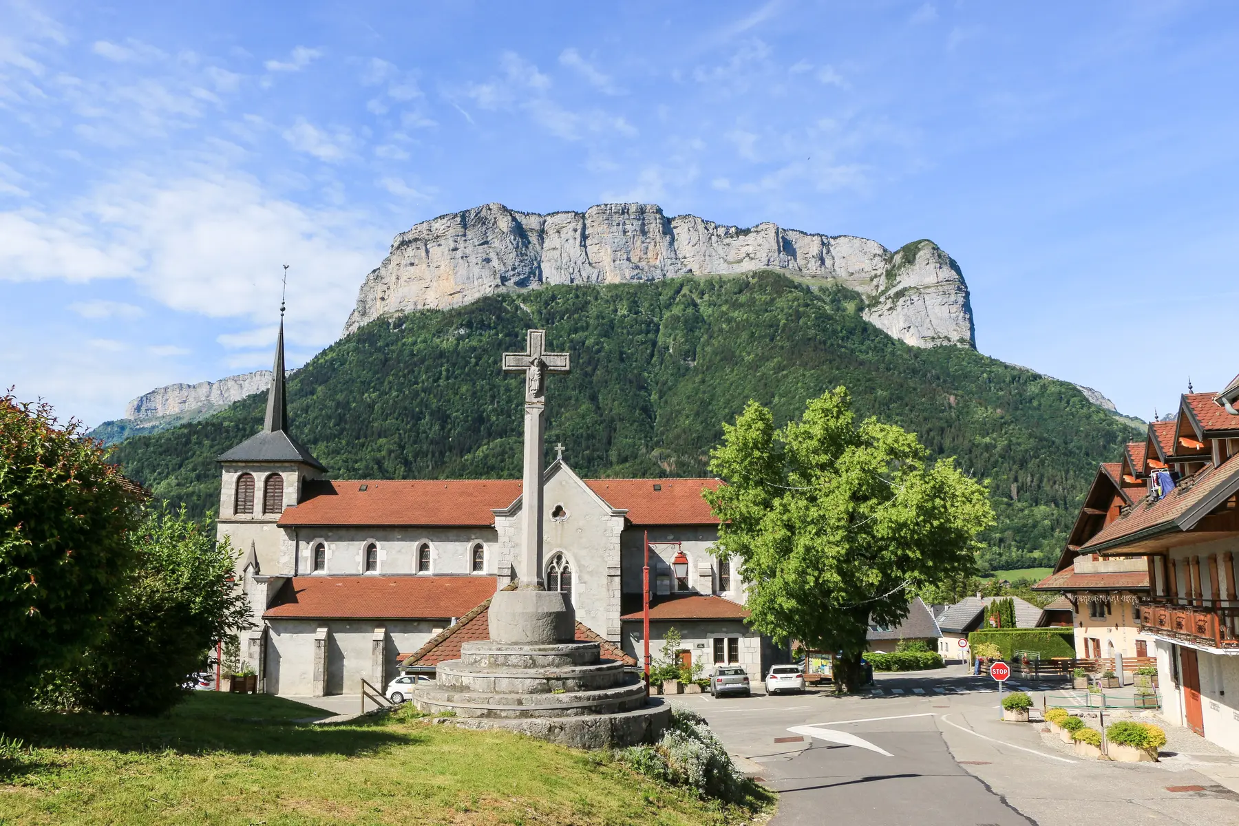 Place de l'église du village d'Alex, entre Annecy, Thônes et la vallée des Aravis
