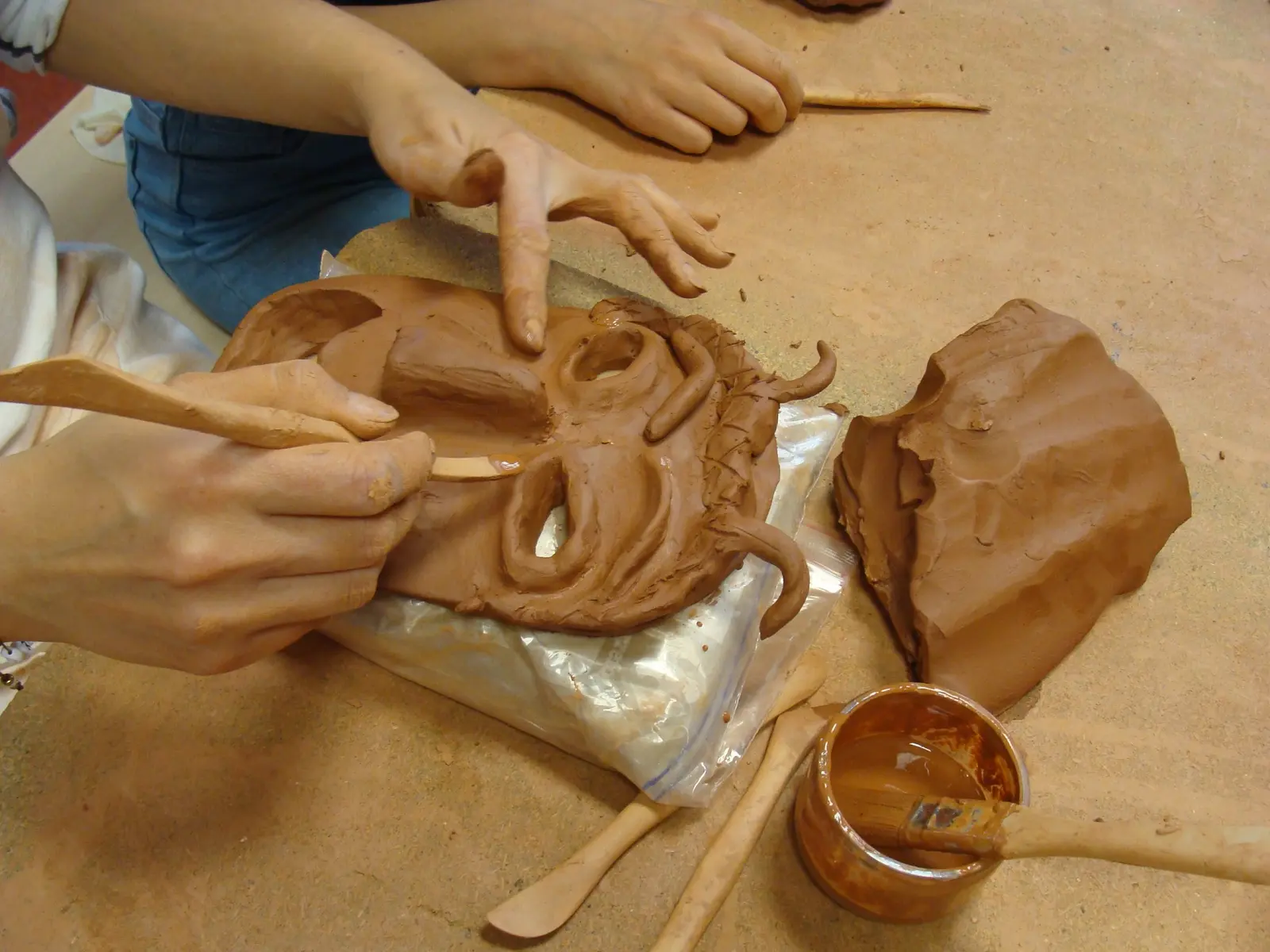 Atelier masque en argile