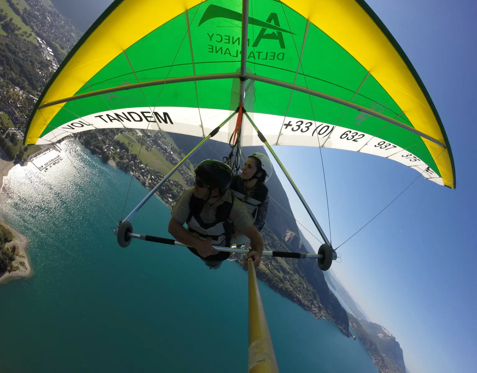 vol performance en deltaplane au dessus du lac Annecy