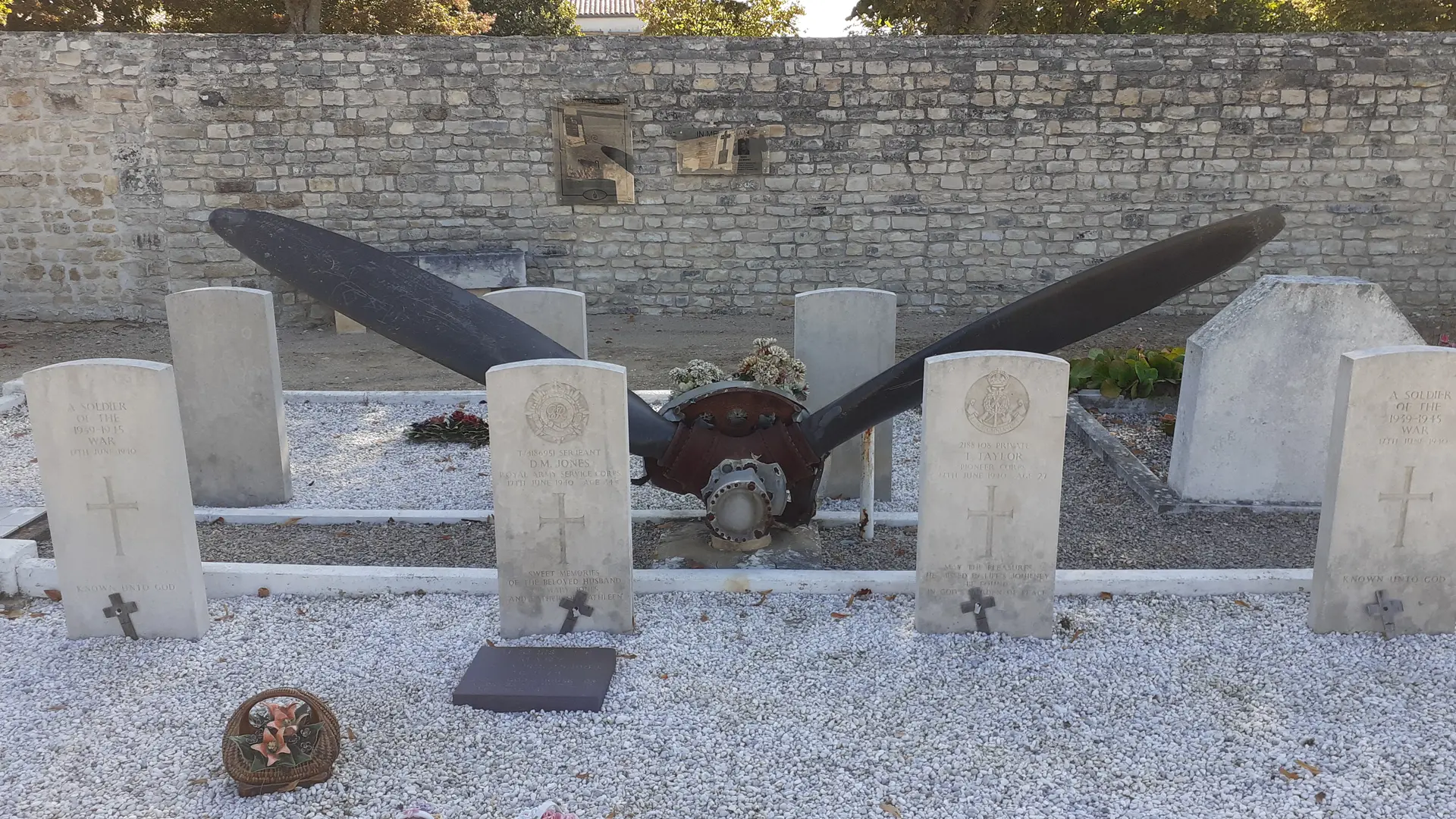 Hélice du Commonwealth et les tombes alentours