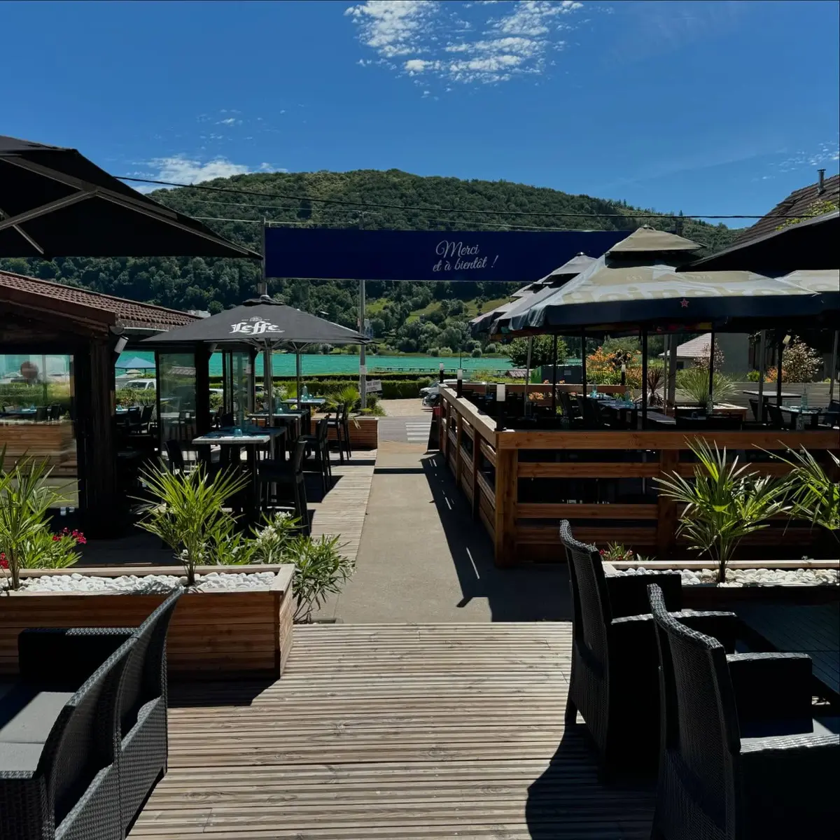 Terrasse en bois et ombragée avec vue sur le lac et les monts alentours