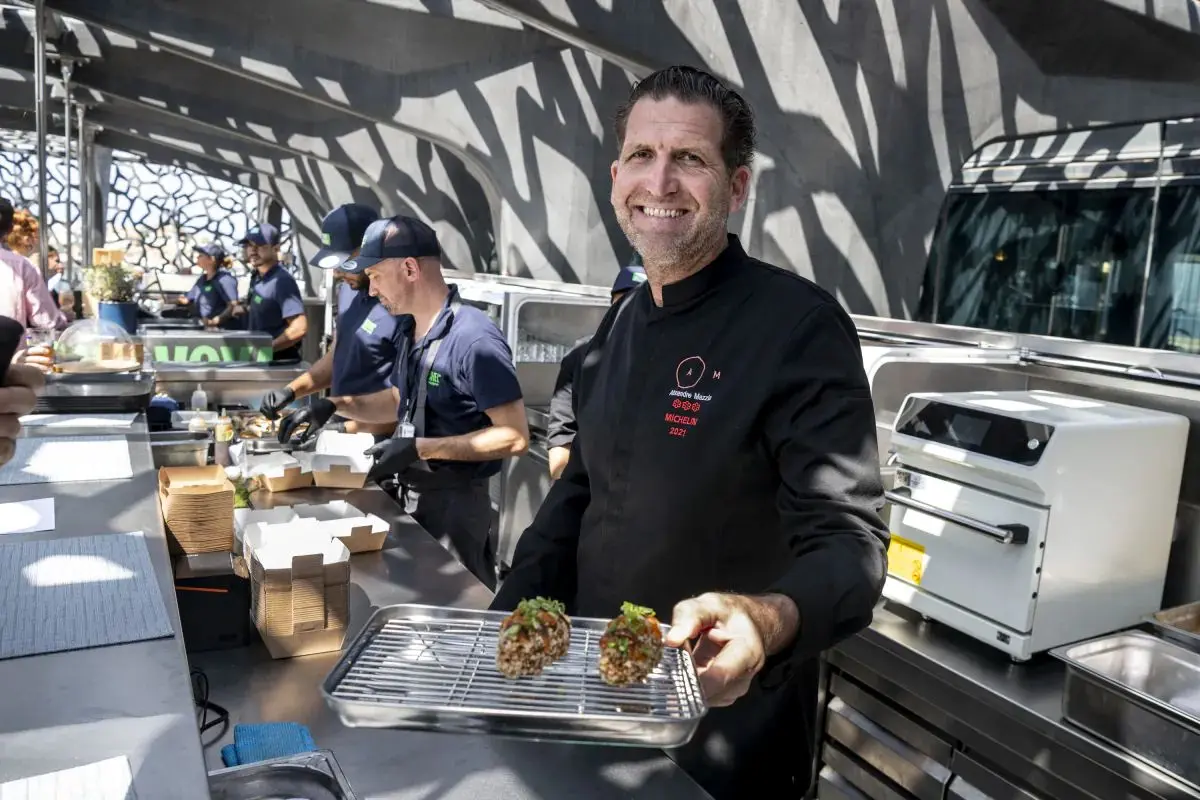 chef A. Mazzia avec un plat