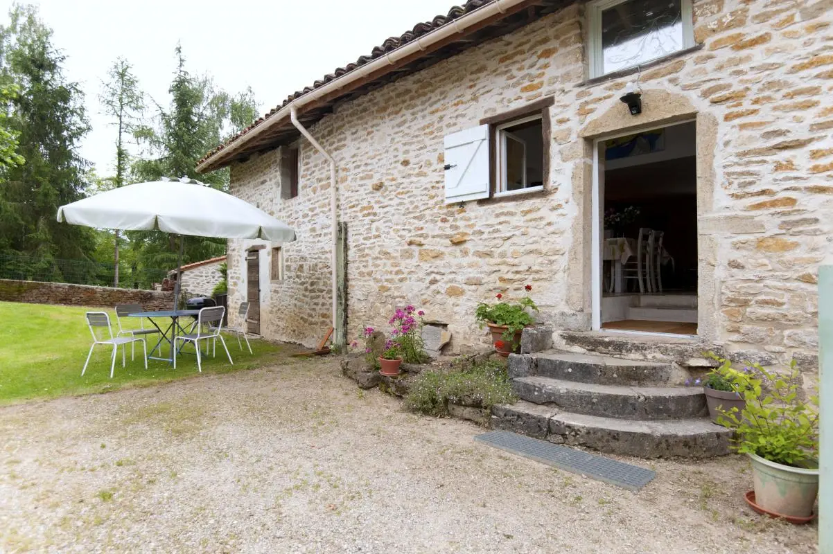 Détail de la façade, entrée du gîte.