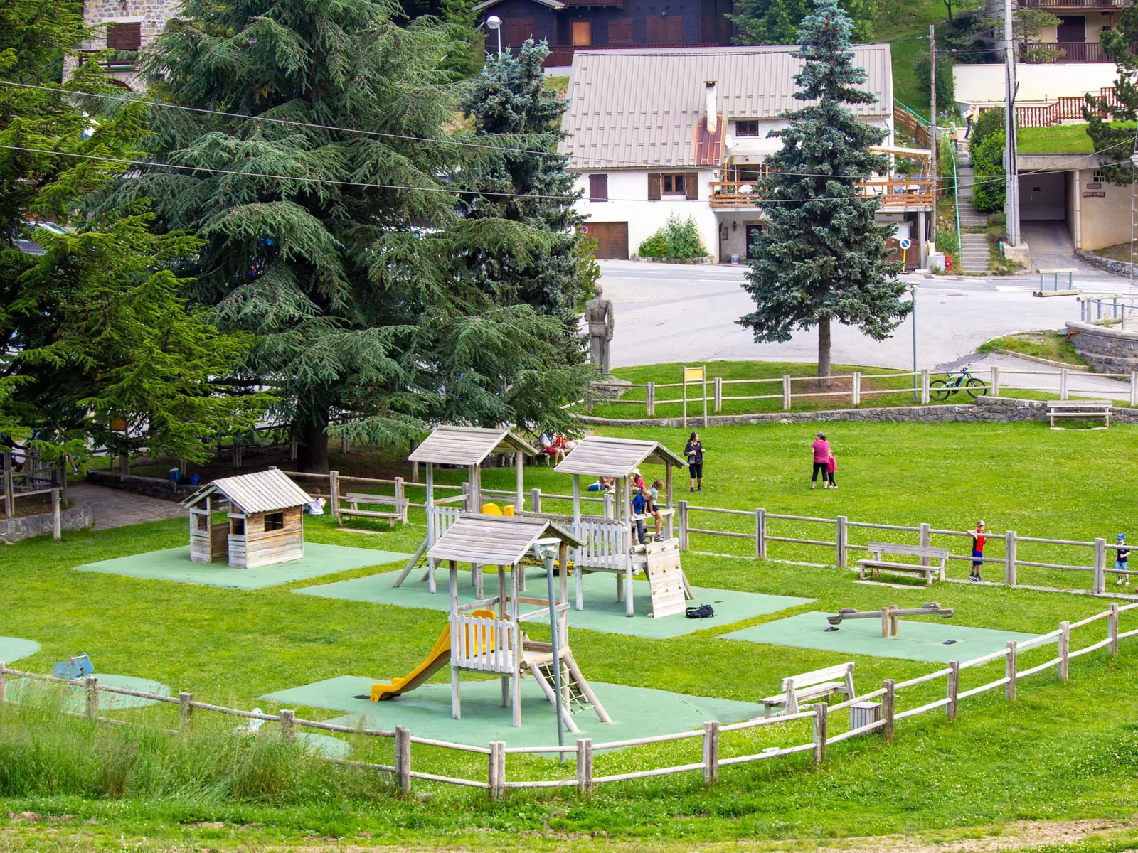 enfant s'amusant au jardin d'enfants