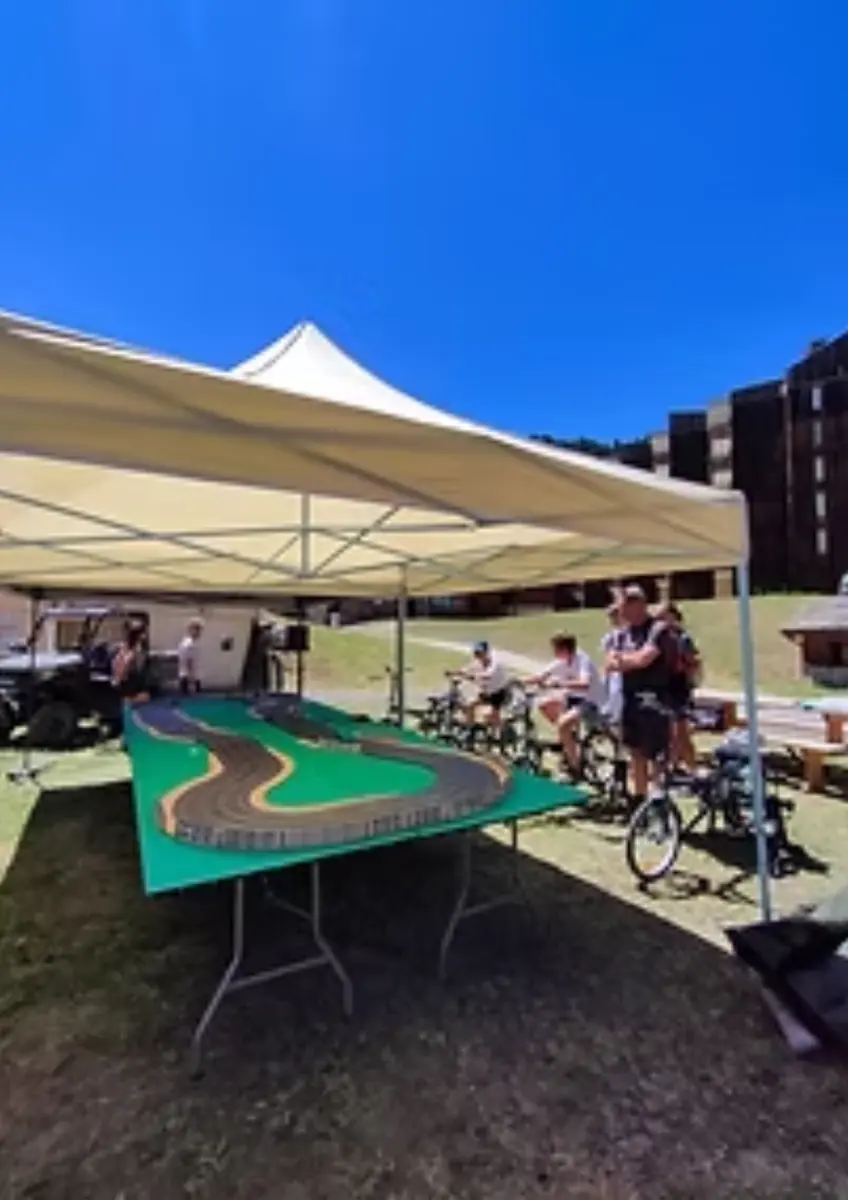 Personnes pédalant pour faire avancer leur petite voiture sur circuit