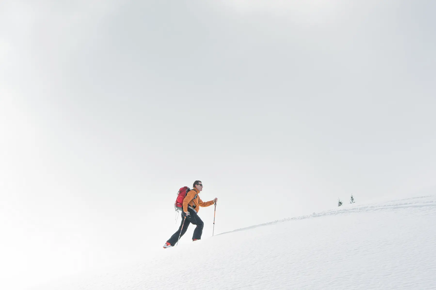 Personne pratiquant le ski de randonnée
