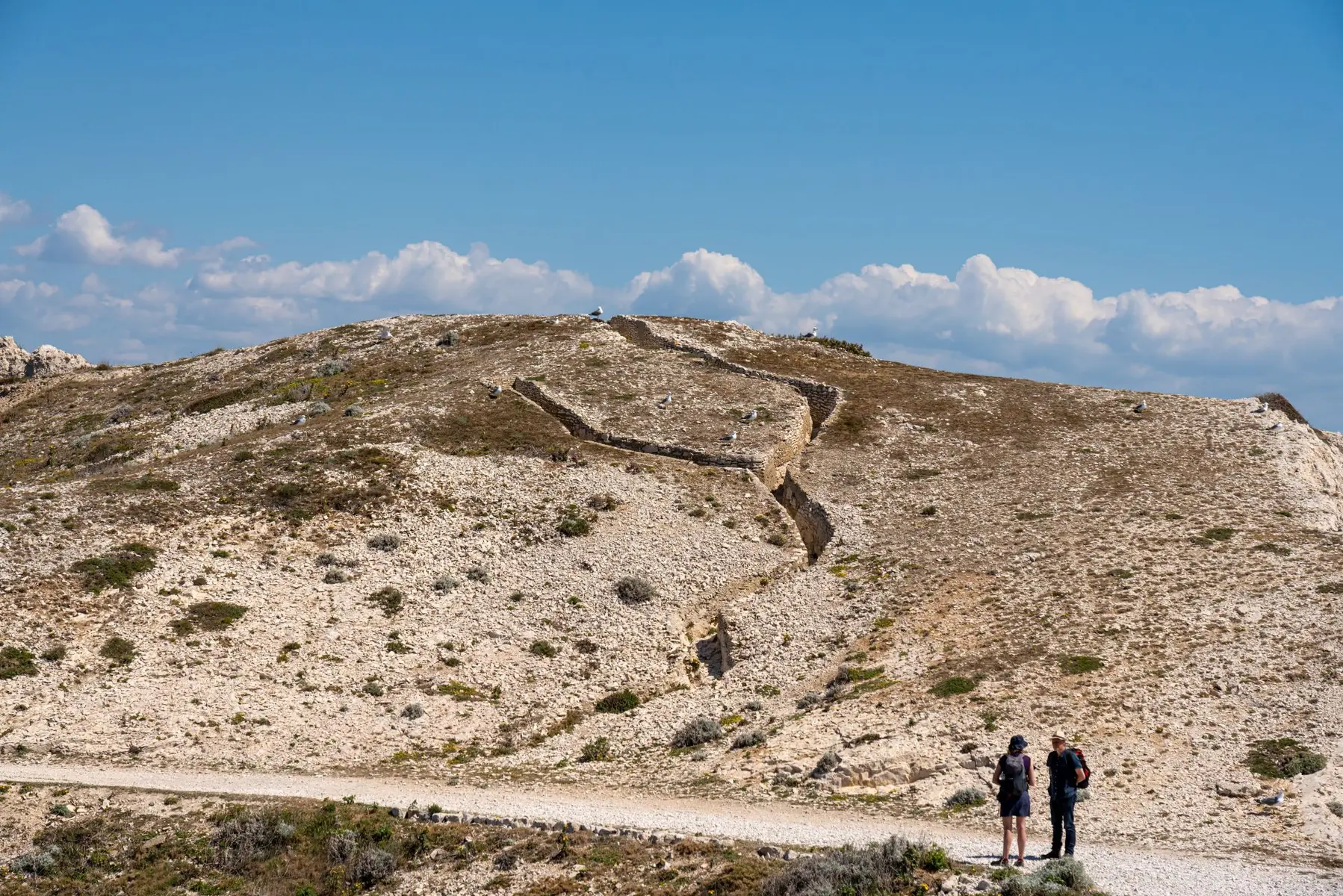 randonneurs et ancien chemin fortification