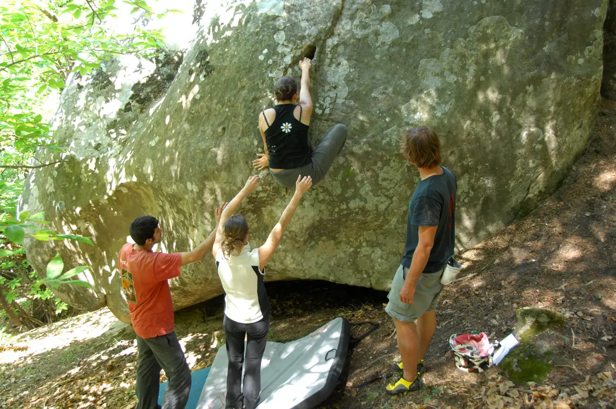 Escalade sur blocs dans les grès d'Annot