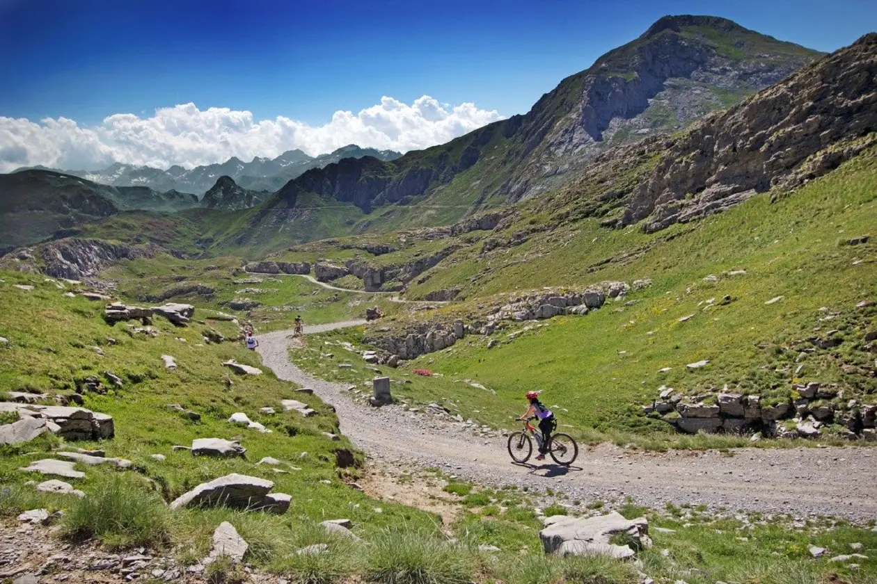 Randonneurs, Vététistes, Quad évoluent le long de la haute route du sel
