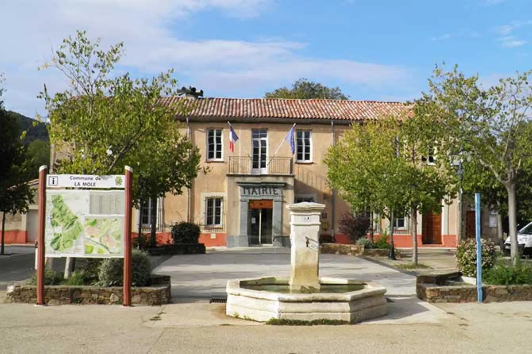 Façade Mairie La Mole