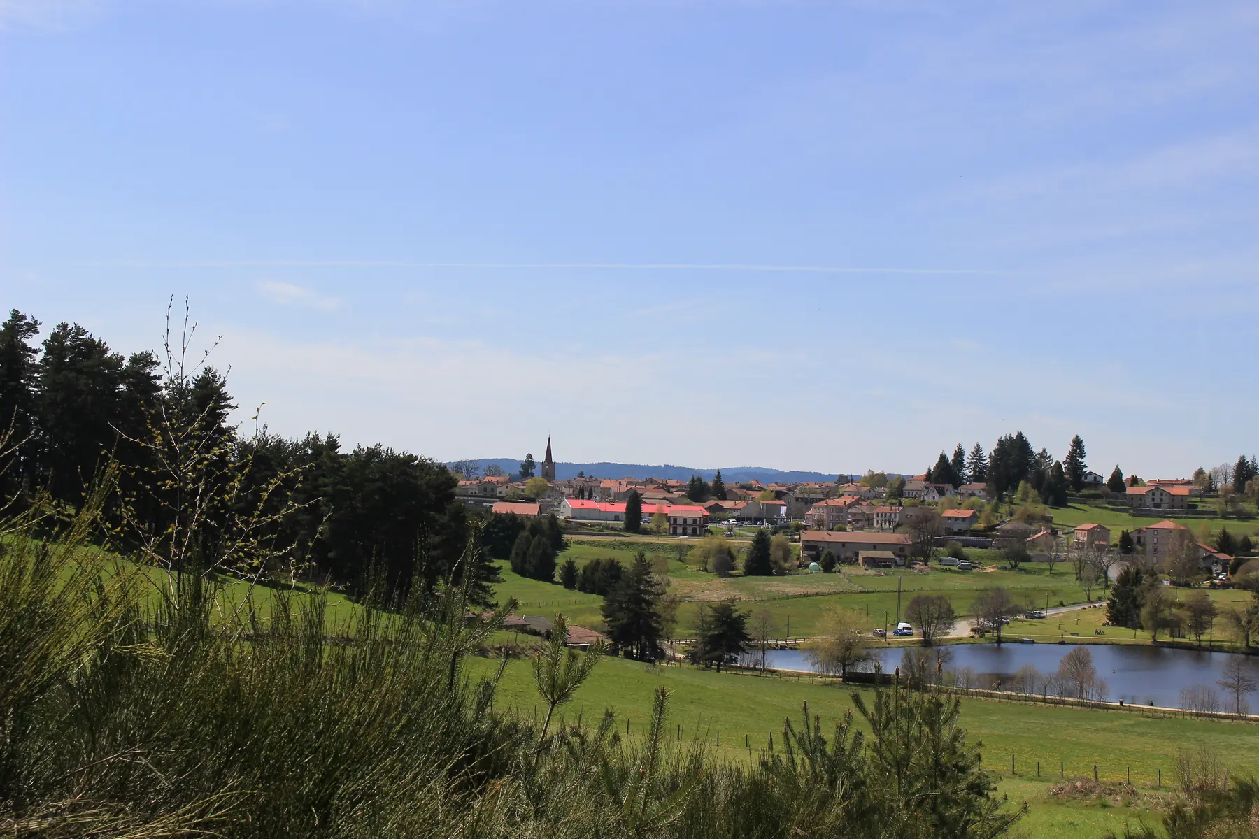 Panorama depuis le Bois de la Brugne sur le plan d'eau et le village