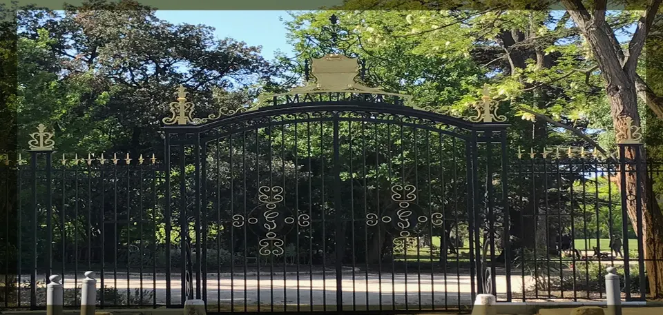 portail en fer forgé devant un parc