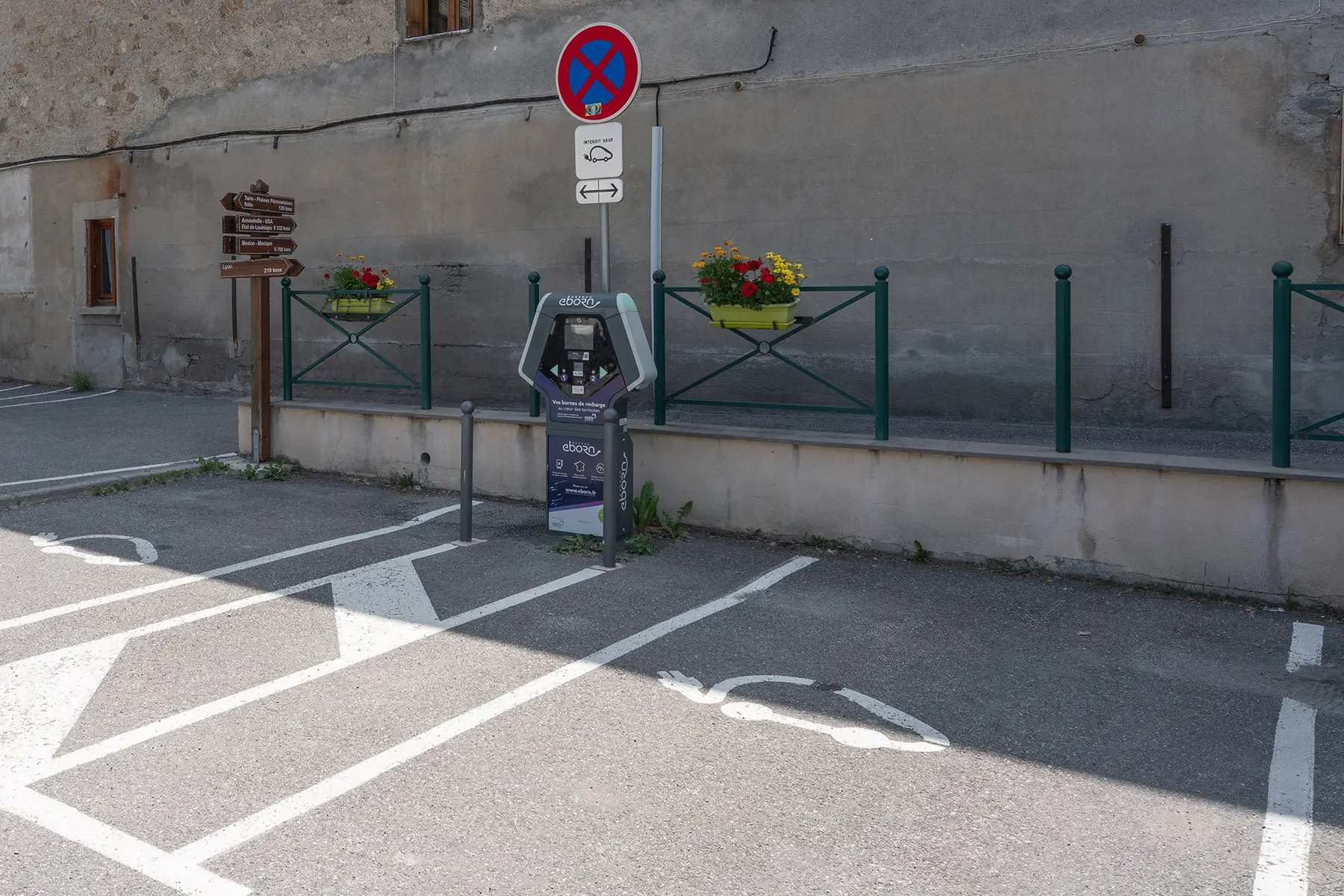 Borne de recharge pour véhicules électriques - Place d'Arnaudville, Jausiers