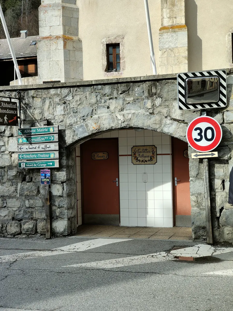 Bord de route à côté de l'office de tourisme