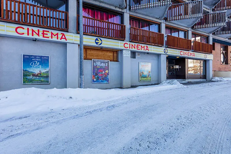 Façade du cinéma en hiver, vitrine avec affiches