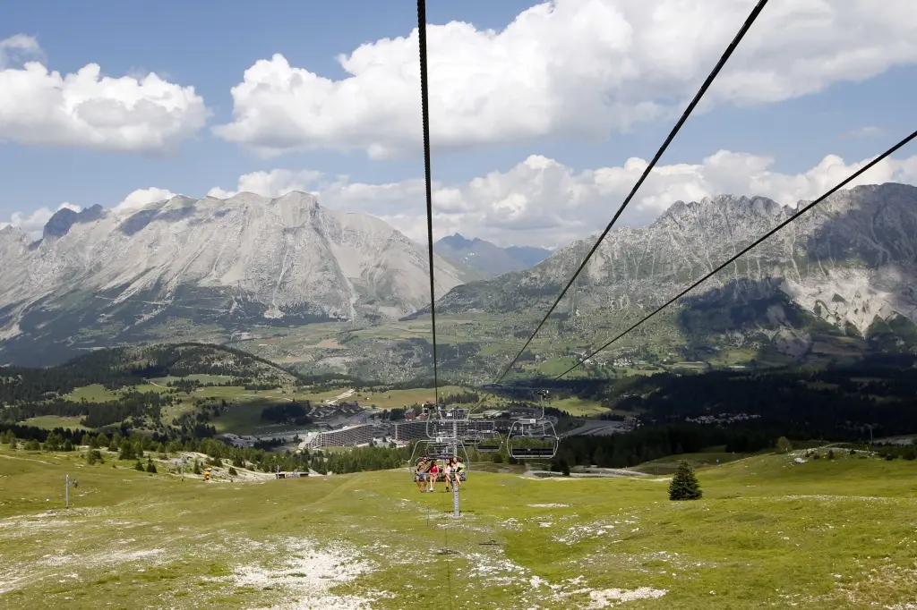 L'été, le télésiège du Jas à Superdévoluy et le Télémix des Fontettes à La Joue du Loup sont ouverts aux piétons et vététistes (Hautes-Alpes)