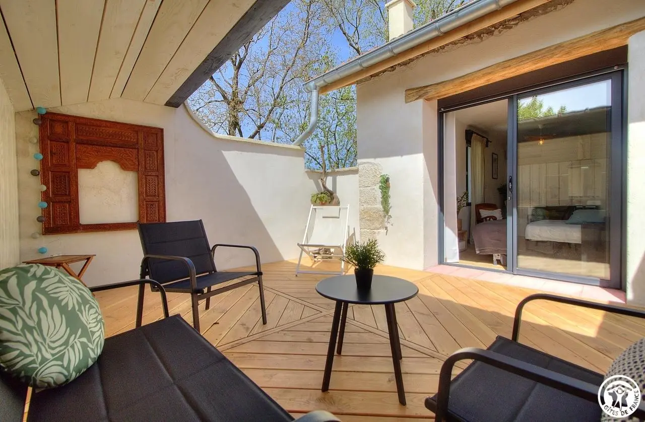 Une petite terrasse couverte et sans vis à vis.