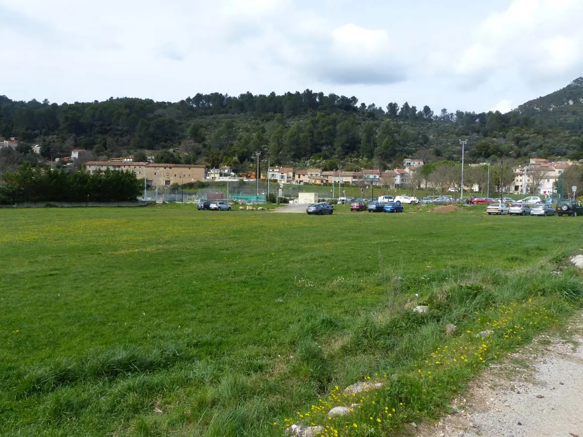 Derrière le parking du tennis