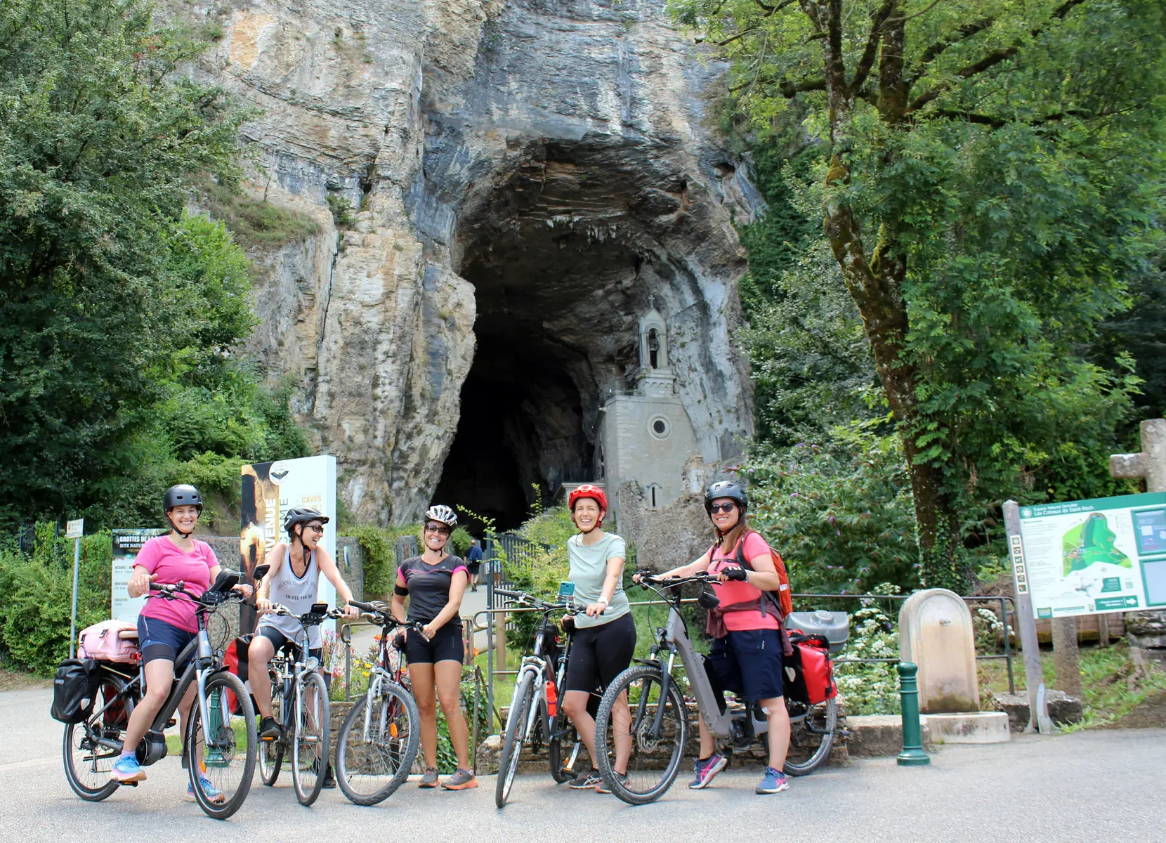 Groupe de cyclotouristes devant les Grottes de La Balme