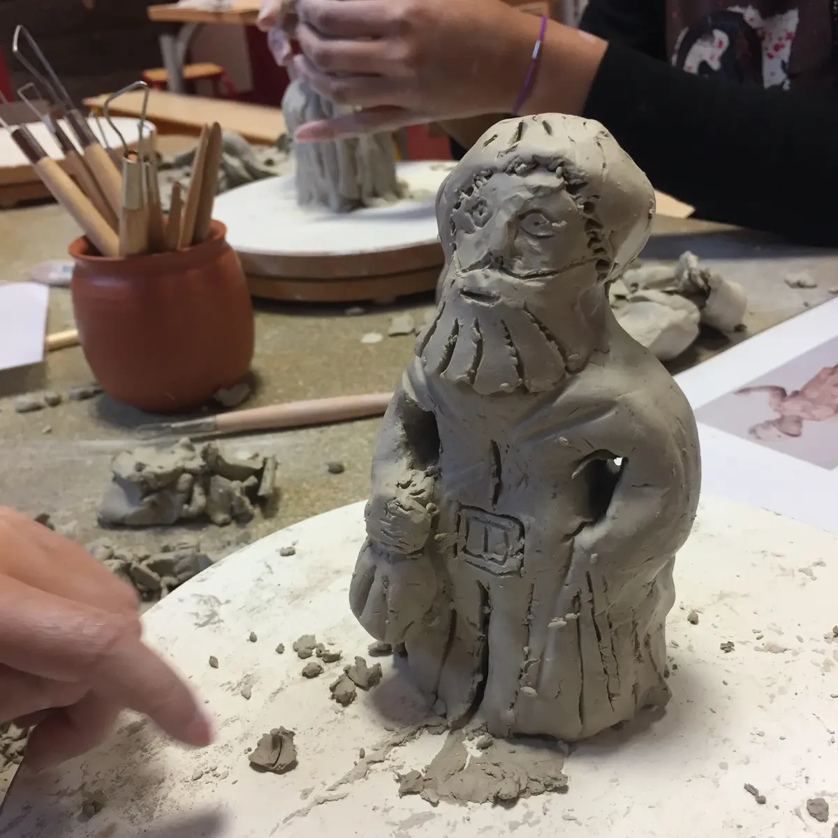 Atelier modelage d'un personnage en argile