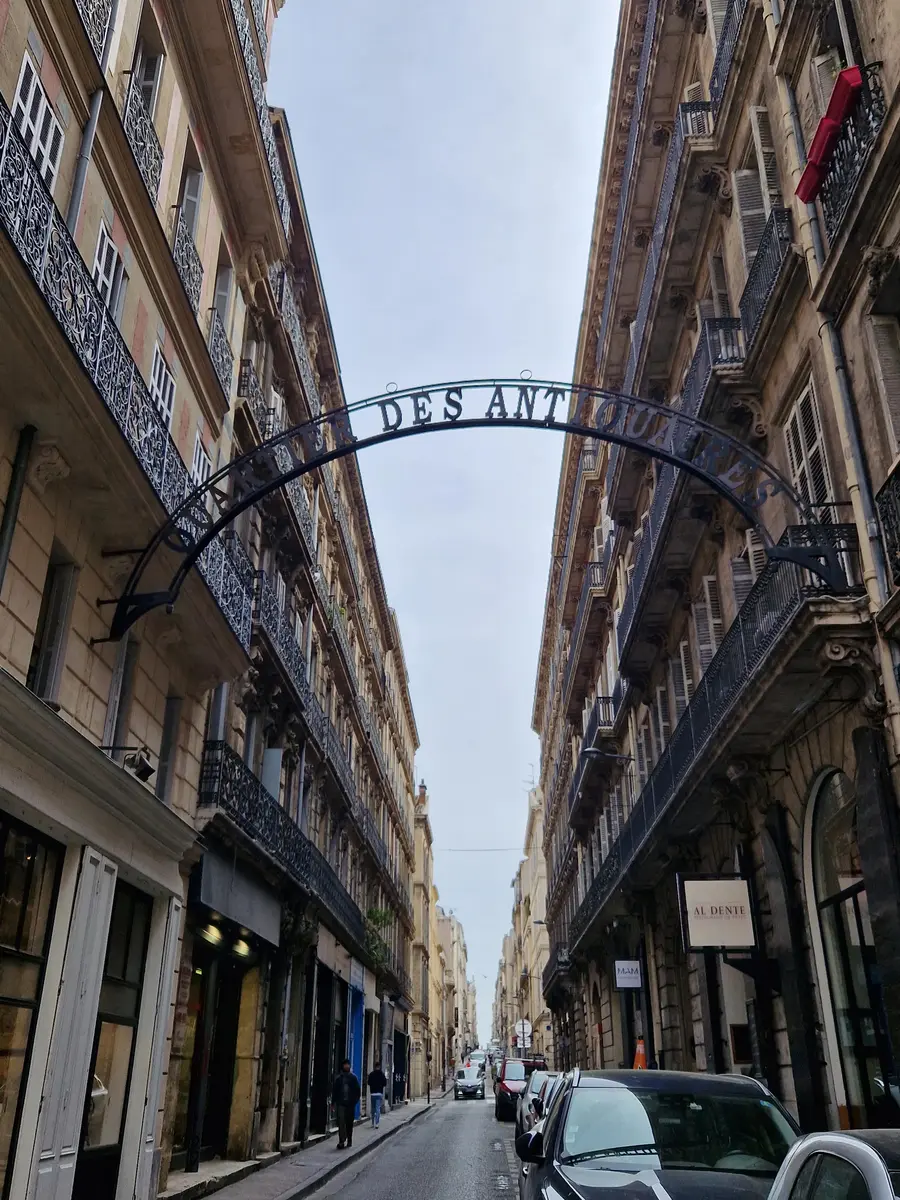 panneau fer forgé quartier des antiquaires