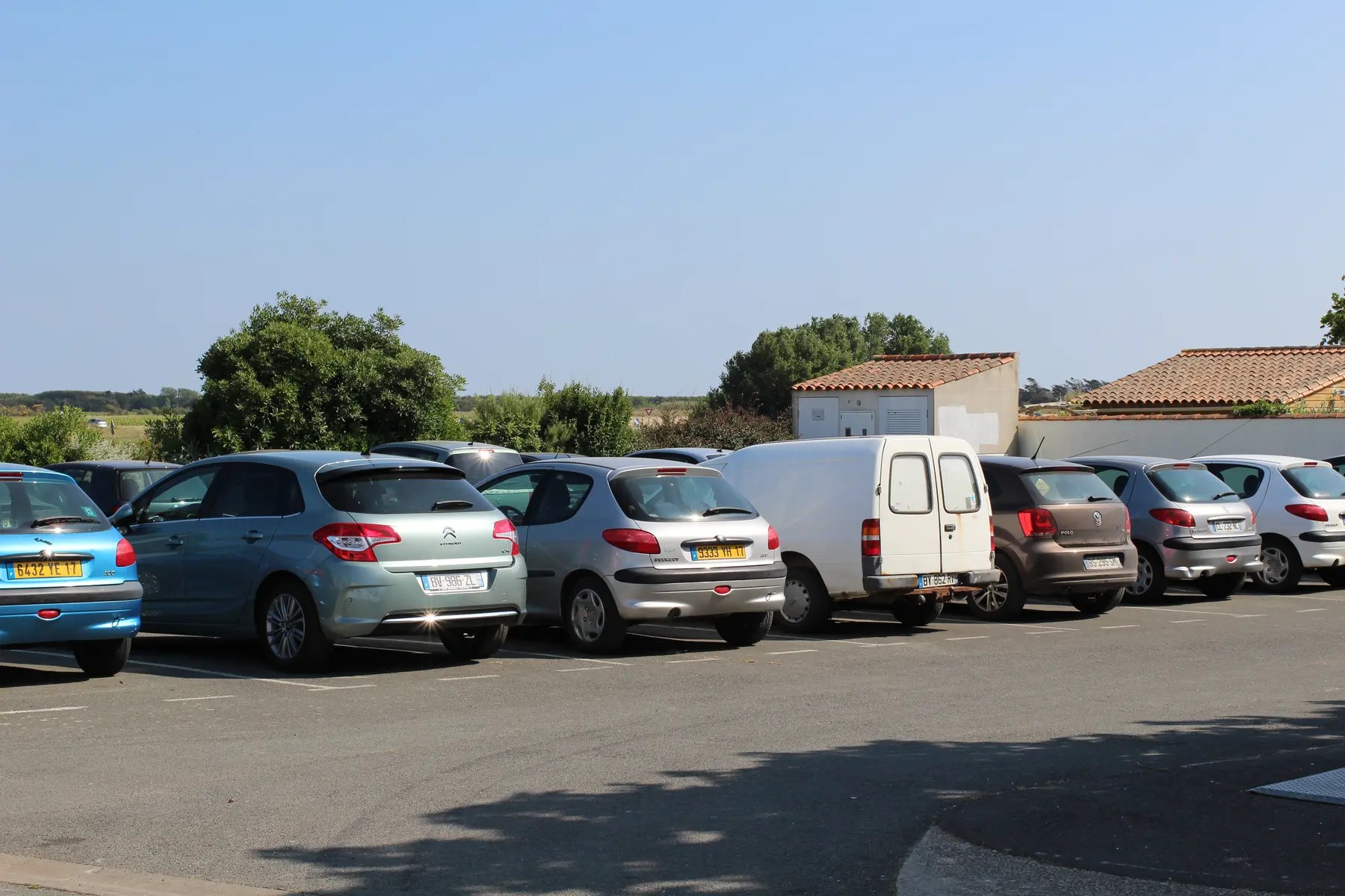 Parkplatz in der Rue du Corneau