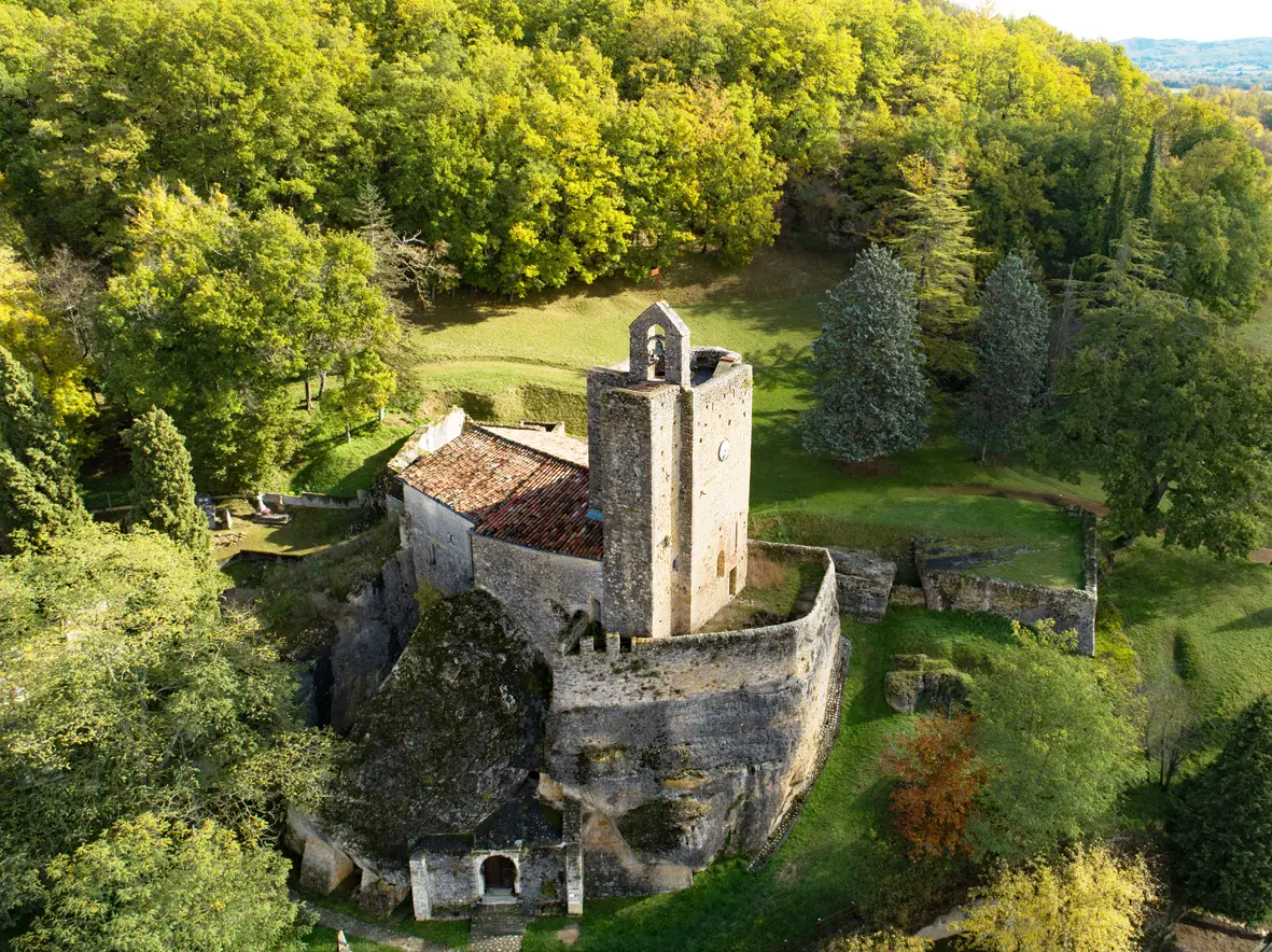 Vue aérienne de l'église semi-rupestre